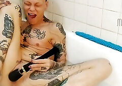 Baths time blunt smokin' with MommyMisfit