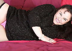 Big Breasted Mama Shaking Things Up - MatureNL