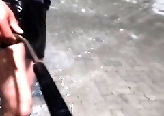 o fata spala penisul la uni baiat la o spalatorie auto apoi acel baiat se masturbeaza