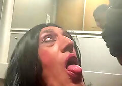 Lea the mega-bitch sucky-sucky in the elevator for her neighbor