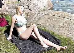 Unexpected Nude Striptease on a Public Beach Cliff – Watch Till the End!