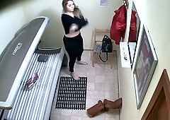 Curvy Czech woman caught on camera undressing in narrow hallway
