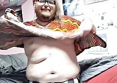 Bulky Nonbinary shows off, reads, toys and cums