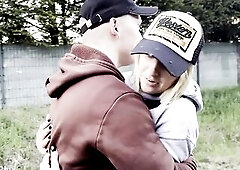 Dziewczyna poznana na rolkach obciąga mi kutasa i bierze wytrysk do ust - POLSKIE DIALOGI