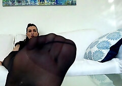 Lady Victoria Valente: Sniff my feet!