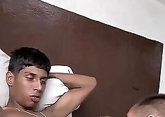 Hetero Callejero se Deja Mamar la Verga por Dinero