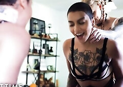 Livecam Injury and Ravyn Alexa weren't planning on banging tonight. But here they are! The belt-on is on and those lesbo ladies are willing to sc