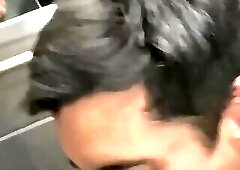 Emiliano Terra peteado en el ascensor