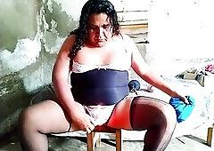 gorda travesti jugueteando con su elástico ano dilatado con sex tool gigante