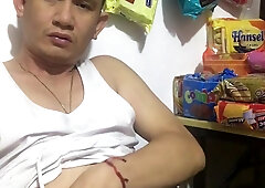 Dahil walang nagbabantay sa tindahan nila, pinalayas ako ng wala sa oras, halos bago pa niya ako makita