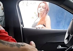 Ruiva assistindo homem se masturbando dentro do carro em público!