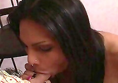 Brunette TS Teighjiana assfuck n facial