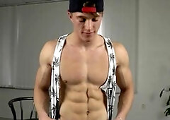 EastBoys: Muscle amateur Flex wishes for loud sex