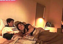 observo a en la cama y me recuesto al lado,le chupo toda la verga asta que se viene todo