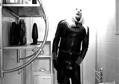 Gummiladyj squirts in Latex and leather!