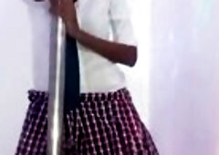 morena erótica realiza un baile en el tubo sensualmente