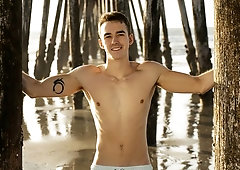 Lanky solo hottie jerking his meaty boner