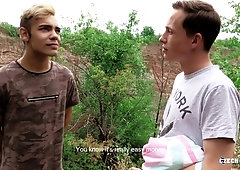 Bleached twink cums during outdoor anal