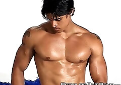 Solo Latin dude jerking off for us while flexing his muscles