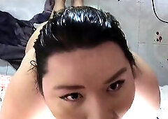 Sometiendo y humillando a esta cerda gordita con una dura follada de cara