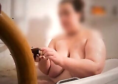 Older White Woman Teases Her Tits During the time that Bathing in Oil
