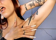 The soaked, seductive armpits of a redhead dominatrix-bitch. Smooth, hairless armpits and lotion—what could be more excellent? A worthwhile clip for