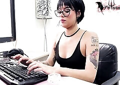 sexy call, I masturbate deliciously in the office