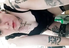 señorita fortuna cachonda trans dandose por el culo con un vibrator