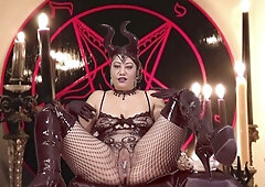Italian babe in latex and pantyhose makes her gaping pussy smoke