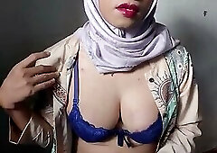 Beauty Hijab Shemale Jerks off Her Big Dick for Cum