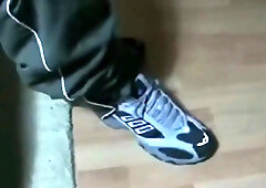 Voll geil adidas Hühnerbrust beim Wichsen im Fitness Camp