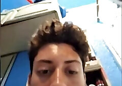 Mexicano juega en el baño