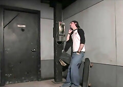 TS domination dans les toilettes