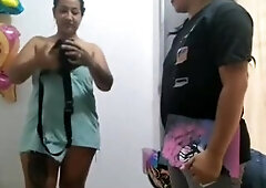 me quede sin efectivo así que le pague al domiciliario con una rica mamada