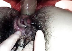 Maria Sofia con la figa gocciolante e pelosa gode mentre viene scopata nel culo! Creampie anale POV