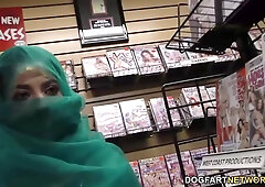 Mesmerizing Pakistani hot girl visits the gloryhole for ebony meat