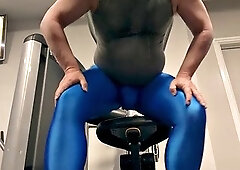 Electric blue tights in the gym