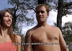 Niño cuenta efectivo mientras cazador maduro analiza su novia al aire libre