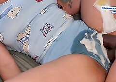 Sexo secreto con la novia de un amigo durante un roce de coño pervertido y jizz caliente en bragas