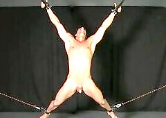 Jock musculoso heterosexual para chupar polla BDSM Bondage gay