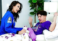 Flexible brunette with round ass Ivy Ireland likes dick-riding so much