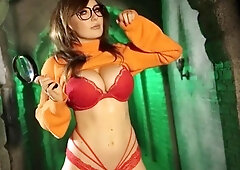 MILF temptress in lingerie flaunts her fabulous curves