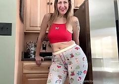 Longtoesally in kitchen ass clenching