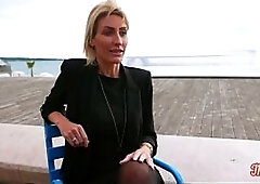 Anouk, an elegant woman, is looking for a well-veined schlong.