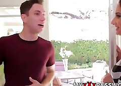 Hot milf knows how to handle cocks and give it a nice slurp