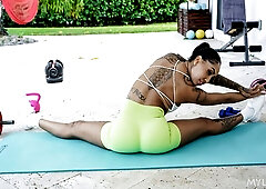 Ebony goddess Kona Jade fucked nicely by massive white dick