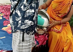 Bartan Bechne Wali Bhabhi Fucked For Exrta Income With Costumer