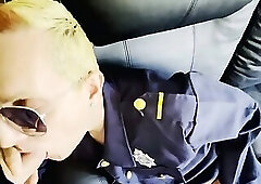 Un policier ce fait du bien par un ami et il lui éjacules sur mes fesses