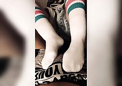 In this clip, we share a pont of time of complicity that revolves around teasing, sensations and attraction. In my white skating socks with pink and b