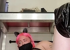 sisqueen90, l'Australien, prend un énorme gode, détruit son cul et se fait pipi dessus